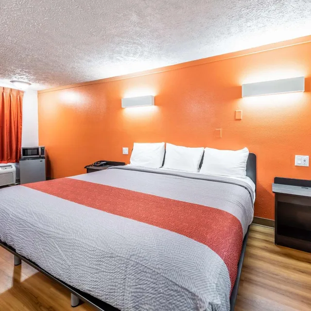 Room, King Bed, Smoking, Motel6 Mansfield, OH 8/9