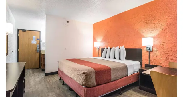 غرفة بسرير كينج بجاكوزي، Motel6 Elk Grove Village, IL 1/5