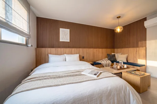غرفة بريميوم بفرشتي فوتون وسرير كوين، Malu Hotel 1/4