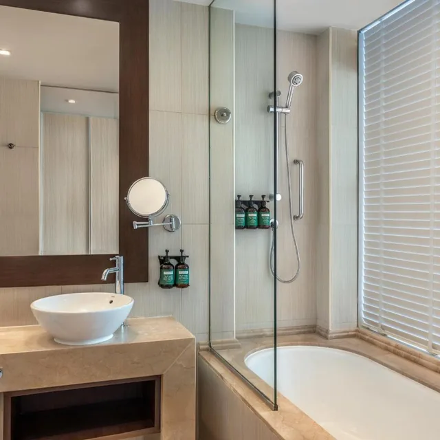 غرفة ديلوكس بسرير فردي بإطلالة على البحر، Crowne Plaza Abu Dhabi Yas Island 2/2