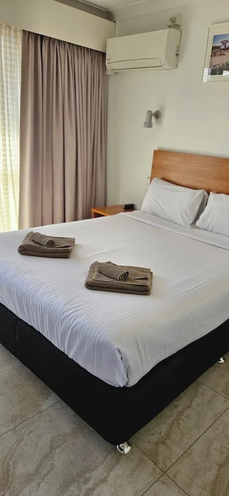 غرفة قياسية بسرير كوين، Port O Call Motel 3/7
