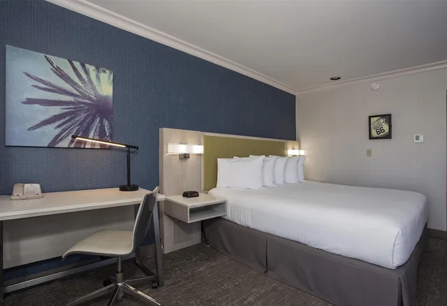 غرفة قياسية بسرير كينج، Surestay Hotel By Best Western Santa Monica 7/10