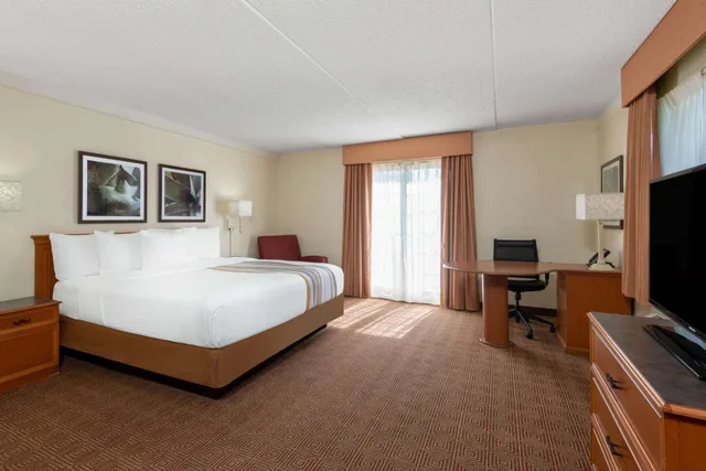 Executive, King Bed, La Quinta Inn by Wyndham Deerfield Beach I-95 at Hillsboro E 2/6