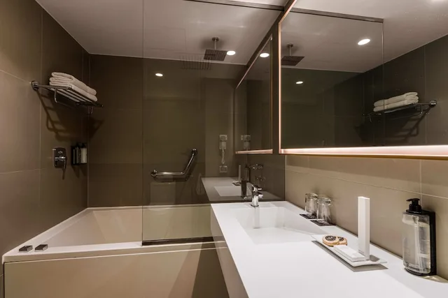 Suite, King Bed, Dazzler By Wyndham Lima San Isidro 2/2