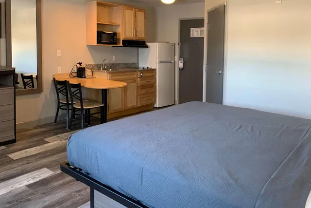 غرفة بسرير كينج، Suburban Studios Near Panama City Beach 2/2