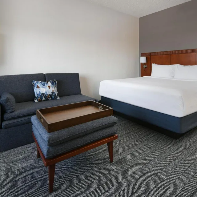 غرفة بسرير كينج بإطلالة على الفناء، Courtyard Dallas Las Colinas 3/7