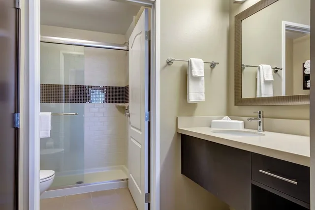 جناح بسرير كينج بغرفة نوم واحدة بمطبخ لذوي الإعاقة، Staybridge Suites St Louis - Westport 3/5