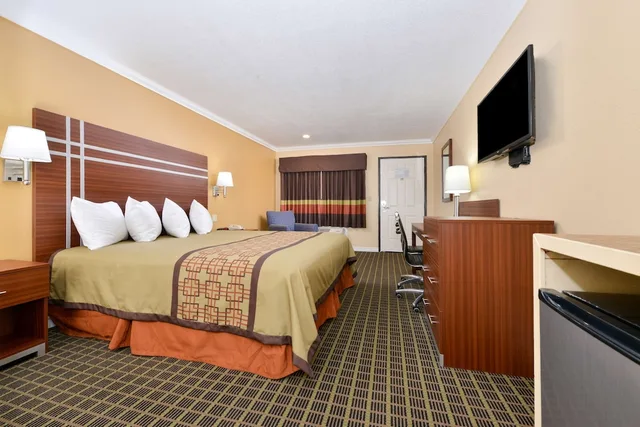 غرفة بسرير كينج للمدخنين، Americas Best Value Inn Azusa Pasadena 1/4