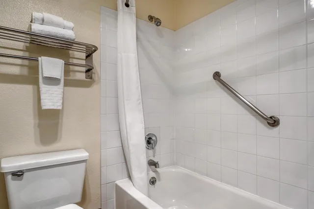 جناح بسرير كينج مع أريكة بمنطقة جلوس، Best Western Alderwood 4/6