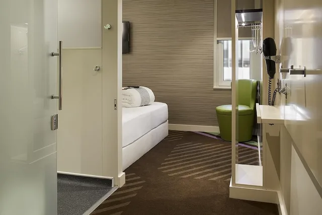 Standard, Double Bed, No Window, Accessible، hub by Premier Inn London Westminster Abbey hotel 7/8