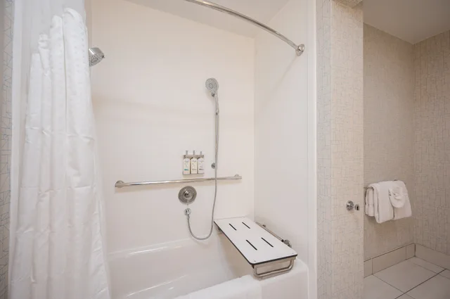 غرفة بسرير كينج لذوي الإعاقة، Holiday Inn Express Grover Beach 2/2