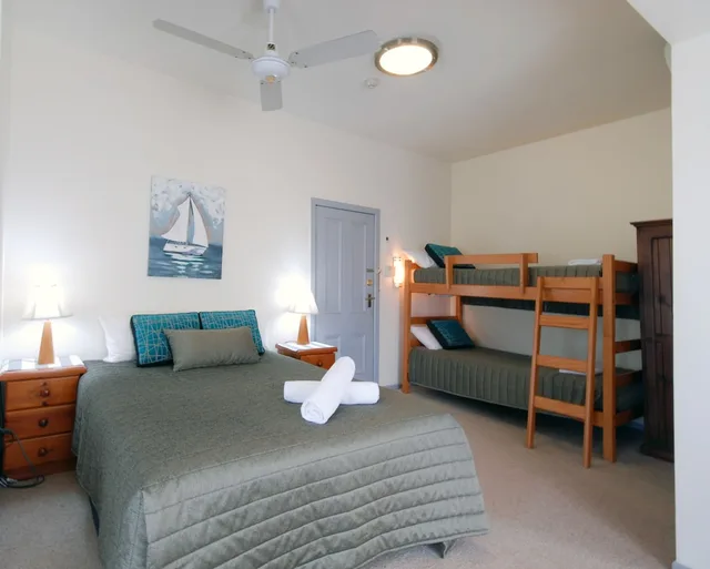 غرفة عائلية بسرير كوين وسريرين منفصلين بإطلالة على النهر، Riverview Boutique Motel 1/3