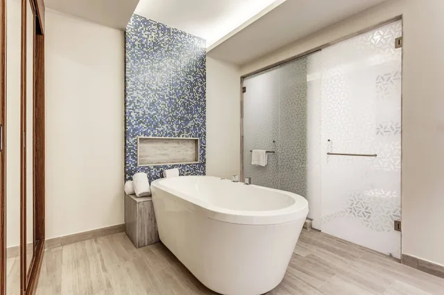 2 Bedrooms, Diamond Club, Presidential, Luxury, Suite, 1 King and 2 Queen Beds, Ocean Front, Sofa، Royalton CHIC Cancun, An Autograph Collection (ex Royalton Cancun) 6/7