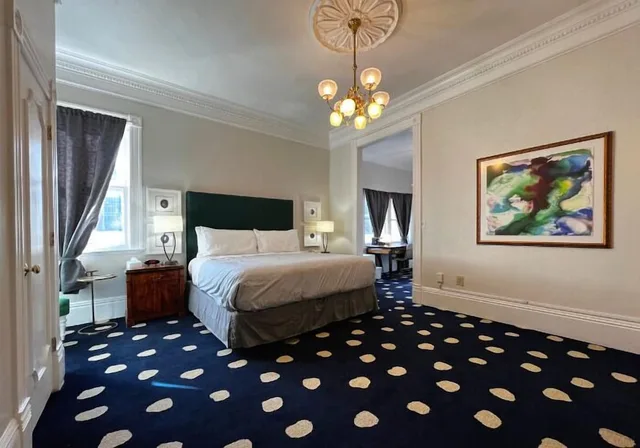 Deluxe, King Bed, The Sterling Hotel 1/9