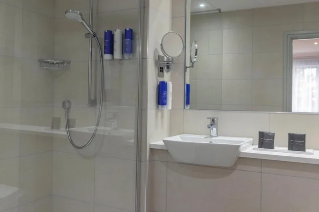 جناح جونيور بسرير كوين بمنطقة جلوس، Yew Lodge Hotel East Midlands Airport 8/9