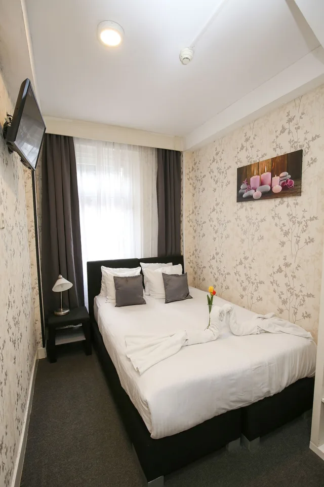 غرفة صغيرة بسرير مزدوج بحمام خاص، Hotel Flipper 1/4