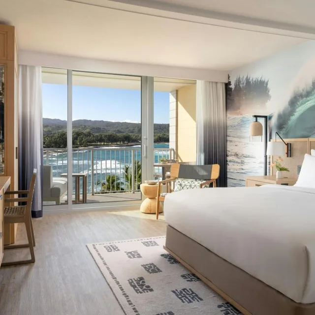 غرفة بسرير كينج مع دخول صالة النادي، The Ritz-Carlton O ahu, Turtle Bay 1/5