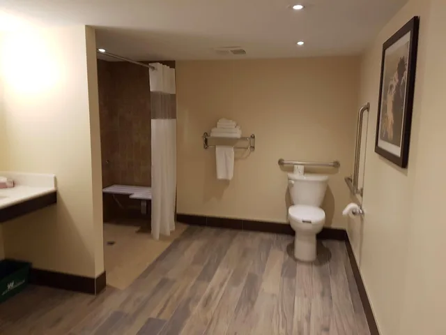 غرفة بسرير مزدوج لذوي الإعاقة، Best Western Plus Durham Hotel and Conference Centre 2/2