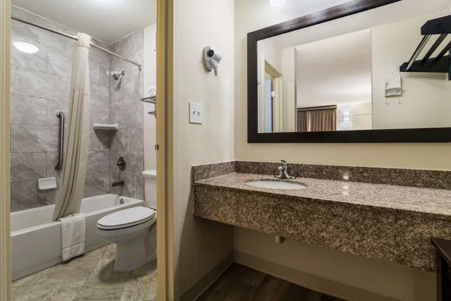 غرفة بسرير كينج للمدخنين، Quality Inn Coliseum 7/7