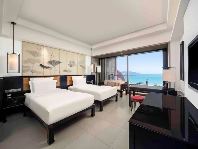 غرفة تنفيذية بسريرين منفصلين بإطلالة على البحر مع دخول الصالة، Pullman Oceanview Sanya Bay Resort and Spa 2/4