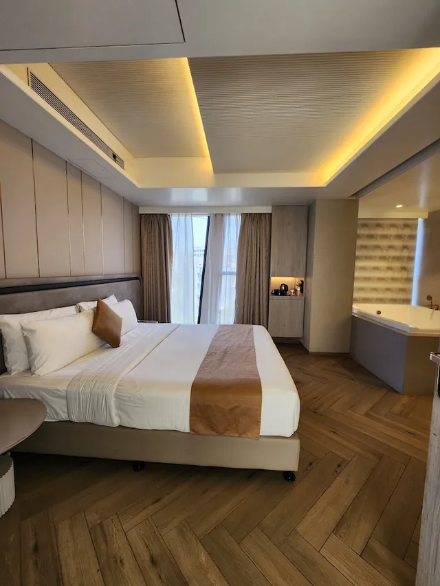 Grand, Premium, King Bed, Bathtub, Dragonfly Hotel 2/4