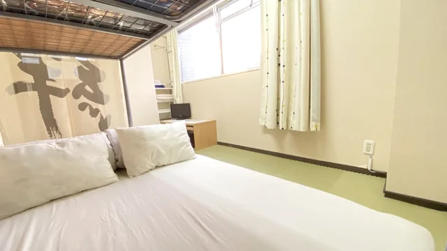 غرفة بفراش فوتون وسريرين منفصلين بحمام مشترك، GUEST HOUSE Bs Five II 1/5