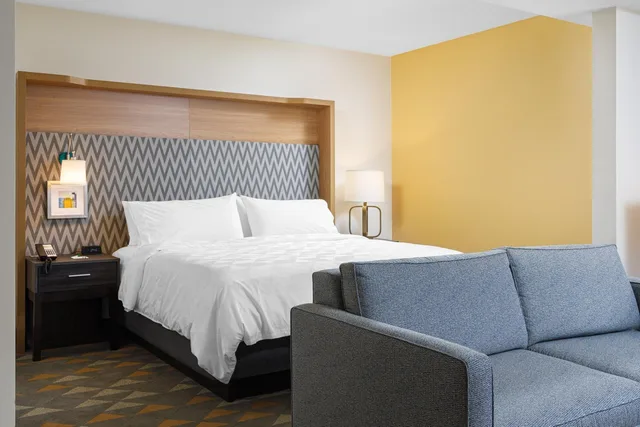 جناح بسرير كينج مع أريكة بمنطقة جلوس، Holiday Inn Cleveland 1/3