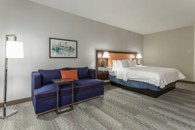 غرفة بسرير كينج مع أريكة، Hampton Inn Jefferson City at Capital Mall 1/3