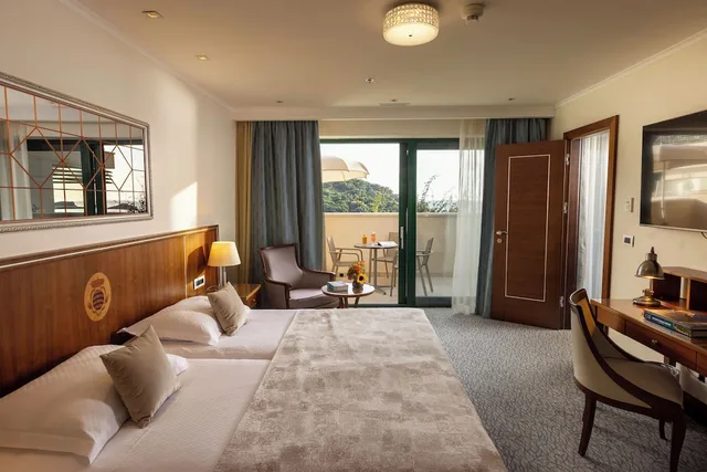 جناح جونيور بسرير مزدوج بشرفة بغرفة نوم واحدة بإطلالة جزئية على البحر مع أريكة، Hotel More Dubrovnik - Adults Only 2/10