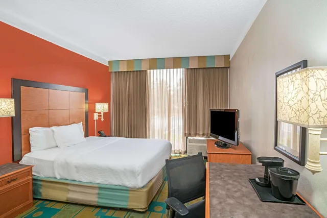 Deluxe, Queen Bed, Pet Friendly, Accessible, La Quinta Inn & Suites by Wyndham Kingsport Tri-Cities 1/5
