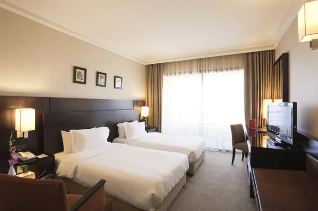غرفة بريميوم بسرير مزدوج، Ramada Plaza by Wyndham Beirut Raouche 2/2