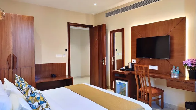 غرفة بريميوم بسرير كينج، MGR Hotel Moradabad 5/10