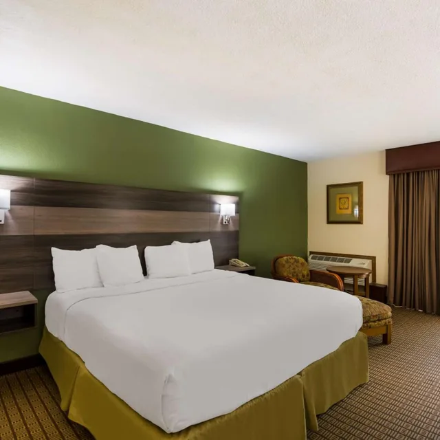 غرفة بسرير كينج في الطابق الأرضي، Best Western Prairie Inn & Conference Center 1/8