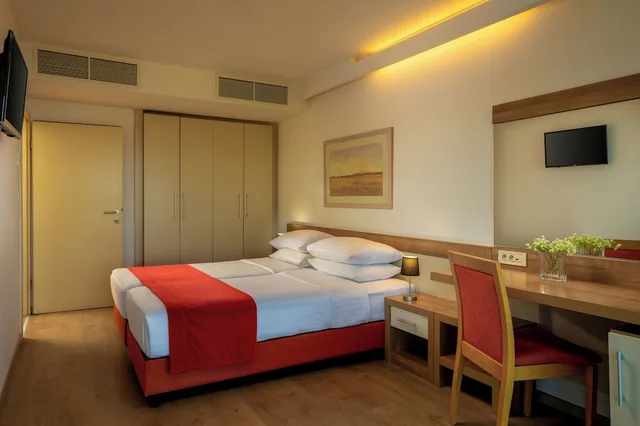 Suite, Twin Beds, Sea Side, Sofa, Balcony، Hotel Aurora 2/7