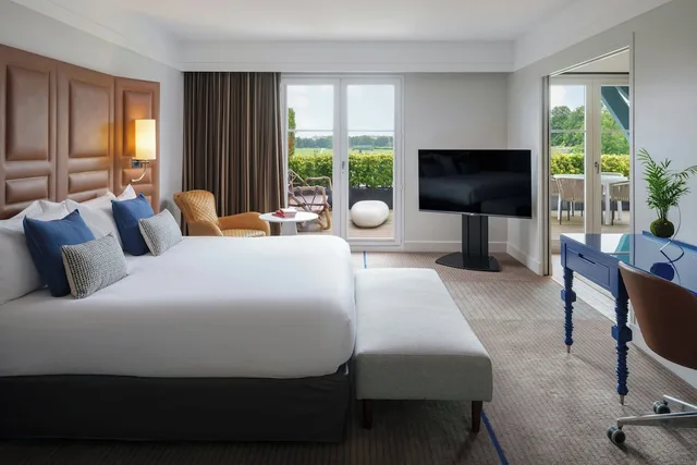 1 Bedroom, Suite, King Bed, Tower View، Renaissance Paris Hippodrome de St. Cloud Hotel 2/4