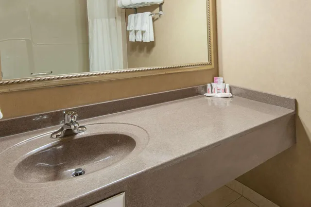 غرفة بسرير كينج وسريرين كوين، Ramada By Wyndham Drumheller Hotel & Suites 4/9