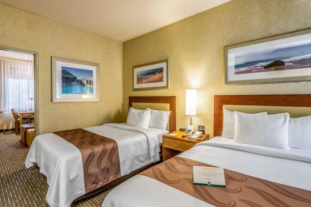 جناح بسريرين مزدوجين بإطلالة على المسبح مع أريكة، Quality Suites Downtown San Luis Obispo CA 1/7