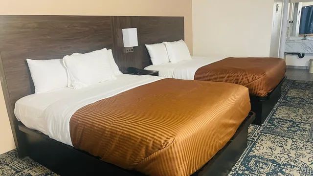 غرفة بسرير كوين، The Universal Inn And Suites 8/9