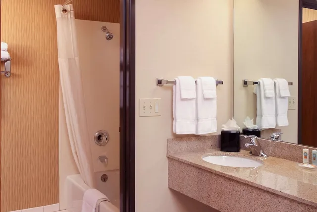غرفة بسرير كوين، Quality Inn Oakwood 2/2