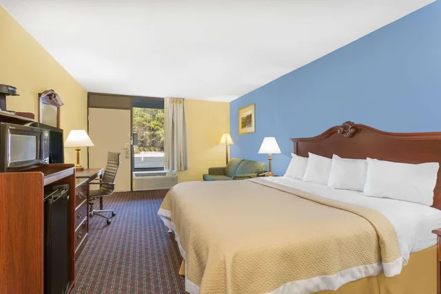 غرفة بسرير كينج للمدخنين، Days Inn by Wyndham Mocksville 1/2