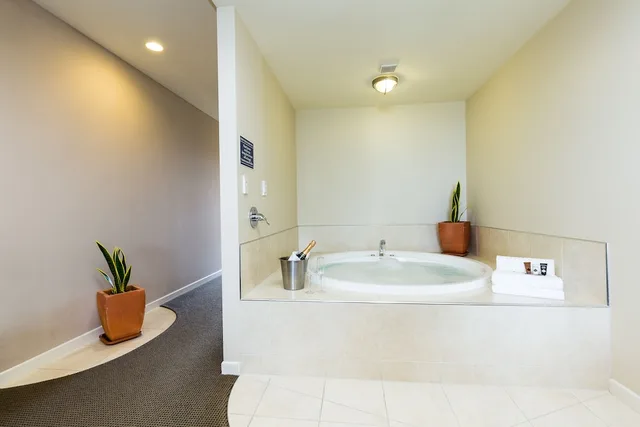 جناح استوديو بسرير كينج في طابق مرتفع، Pebble Beach Motor Inn 3/3