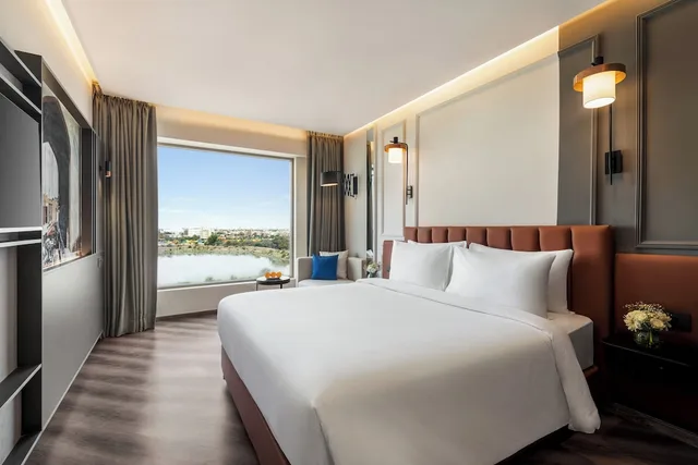 غرفة بسرير كينج لذوي الإعاقة، Ramada Encore by Wyndham Indore Nipania 3/7