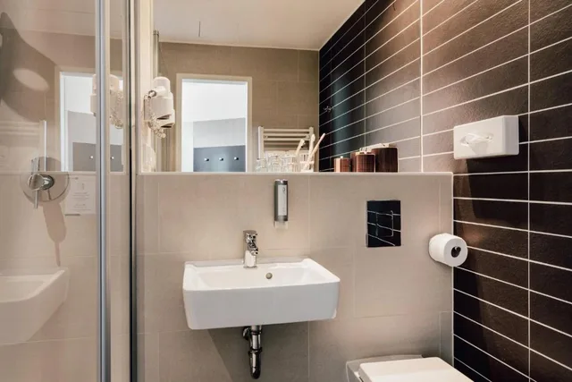 غرفة بريميوم بسريرين منفصلين، Garner Hotel Berlin - Charlottenburgm, an IHG Hotel 2/2