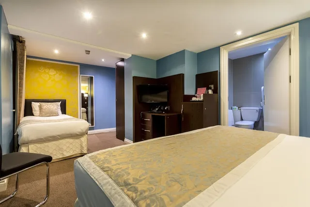 غرفة أساسية ثلاثية بسرير كينج وسرير فردي وثلاثة أسرّة بغرفة نوم واحدة، Hotel Shepherds Bush London 3/7