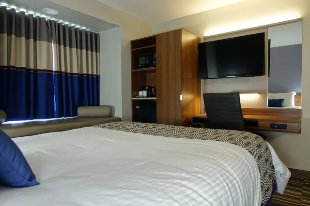 Room, Queen Bed, Microtel Inn & Suites By Wyndham Sault Ste. Marie 4/10