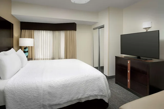 جناح بسرير كينج بمطبخ لذوي الإعاقة، Hampton Inn Suites Alpharetta Ga 1/3