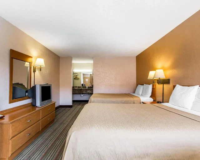 غرفة بسريرين كوين للمدخنين، Econo Lodge Inn Suites Near Bricktown 1/4