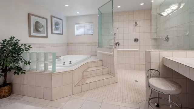 جناح بسرير كوين بحوض جاكوزي لذوي الإعاقة، Best Western Plus Humboldt Bay Inn 1/1
