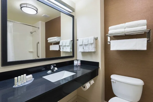 غرفة بسرير كينج، Fairfield Inn and Suites Odessa 2/2