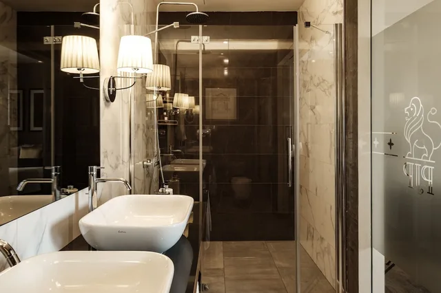 جناح ديلوكس بسرير كوين بشرفة مع أريكة، 1926 Le Parisot Boutique Suites 4/4